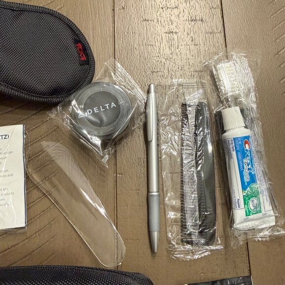 TUMI Airline Amenity Bag – Delta Travel Toiletry Kit Case & Accessories - Picture 2 of 5